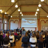 Prof. Ulrike Hähner und Barbara Rittmeier von der Vertiefung Schriftgut, Buch und Grafik in der Konservierung und Restaurierung begrüßen die rund 120 Besucher*innen des Festaktes