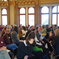 Zwischen den Studierenden, Alumni, Lehrenden und Kooperationspartner*innen fand ein reger Austausch statt