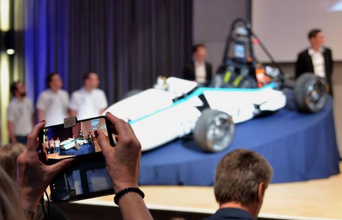 Roll-Out im PS.SPEICHER: Blue Flash präsentiert neuen Elektrorennwagen