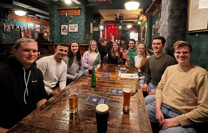 Stipendiat*innen sitzen zusammen an einem Tisch