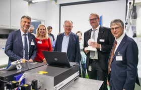 Ministerpräsident Weil informiert sich über Forschung in der Plasma- und Lasermedizintechnik