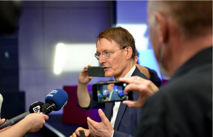Bundesgesundheitsminister Karl Lauterbach diskutiert mit HAWK-Angehörigen