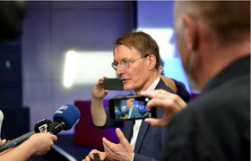Bundesgesundheitsminister Karl Lauterbach diskutiert mit HAWK-Angehörigen