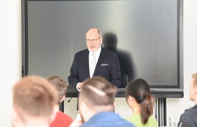 HAWK zu Gast: Studierende und Stipendiat*innen besuchen 🇸‌🇹‌🇮‌🇪‌🇧‌🇪‌🇱‌ 🇪‌🇱‌🇹‌🇷‌🇴‌🇳‌: Unternehmenseinblicke und Brancheninfos